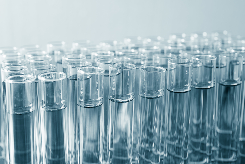 Laboratorní pracovník provádějící rozbor vzorku vody s moderním vybavením